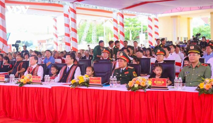 Ủy viên Bộ Chính trị, Giám đốc Học viện Chính trị quốc gia Hồ Chí Minh Đoàn Minh Huấn cùng các đại biểu dự lễ khai giảng và cắt băng khánh thành, bàn giao trường phổ thông nội trú liên cấp tại các xã biên giới đất liền trên địa bàn Quảng Ngãi vào sử dụng