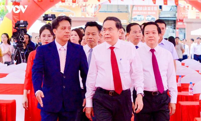 Ủy viên Bộ Chính trị, Chủ tịch Quốc hội Trần Thanh Mẫn dự Lễ khai giảng năm học mới 2026 - 2027 tại điểm cầu Trường THPT Lê Quý Đôn, tỉnh Hưng Yên.