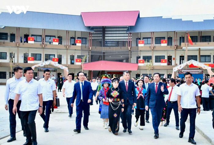 Thủ tướng và các đại biểu dự khánh thành Trường Phổ thông nội trú Tiểu học và Trung học cơ sở Mường Khương