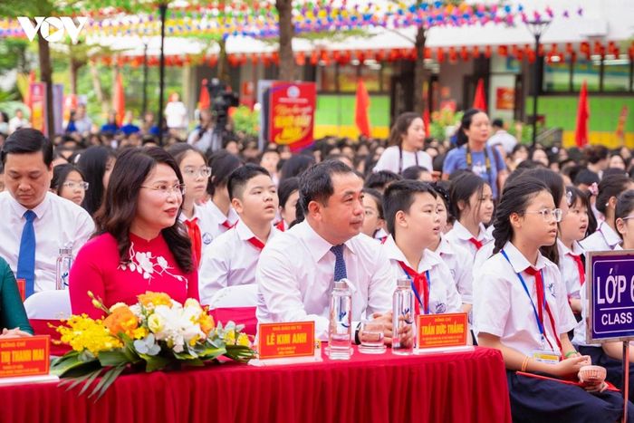 Ủy viên Bộ Chính trị, Bí thư Thành ủy Hà Nội Trần Đức Thắng dự lễ khai giảng tại Trường Trung học cơ sở Trần Duy Hưng (phường Yên Hoà)