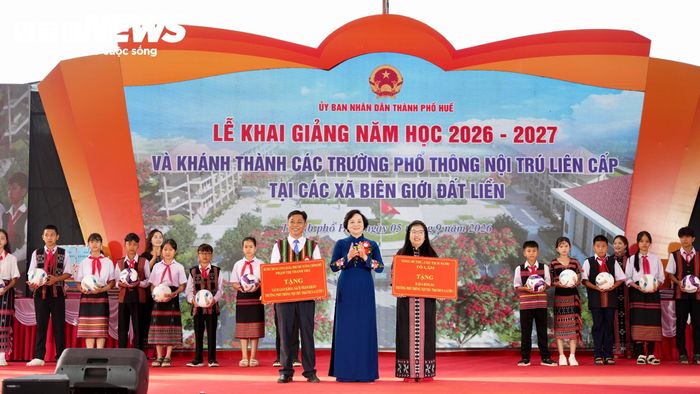 Phó Thủ tướng Phạm Thị Thanh Trà trao tặng sách giáo khoa, sách tham khảo cho Trường Phổ thông nội trú Tiểu học và Trung học cơ sở A Lưới 3 và trao quà do Tổng Bí thư, Chủ tịch nước Tô Lâm gửi tặng nhà trường.