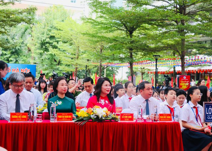 Bí thư Thành ủy Hà Nội Trần Đức Thắng cùng các đại biểu tại điểm cầu Trường THCS Trần Duy Hưng sáng 5/9.