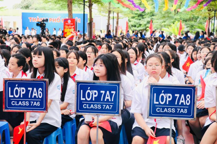 Thầy cô, học sinh và đại biểu tại Trường THCS Trần Duy Hưng sẵn sàng bước vào năm học 2026-2027.