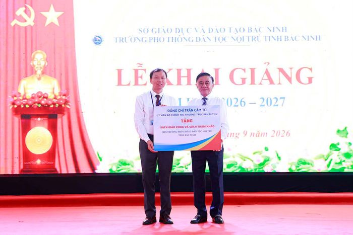 Ông Trần Cẩm Tú tặng sách giáo khoa và sách tham khảo cho Trường Phổ thông Dân tộc nội trú tỉnh Bắc Ninh. 