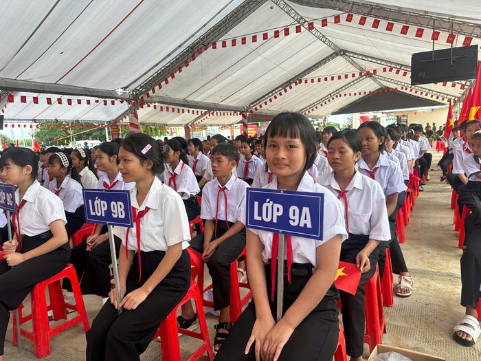 Năm học 2026-2027, trường có 41 lớp với 1.137 học sinh, trong đó 136 em học nội trú và 1.001 em học bán trú. Giai đoạn 1 của dự án trường có tổng mức đầu tư 158,3 tỷ đồng.