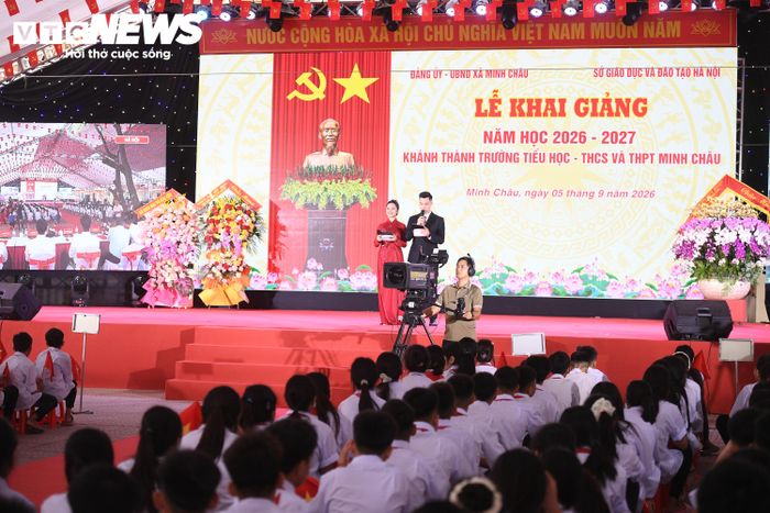 Đây là năm thứ hai lễ khai giảng được tổ chức thống nhất trên phạm vi toàn quốc và được thực hiện theo hình thức trực tiếp kết hợp trực tuyến.