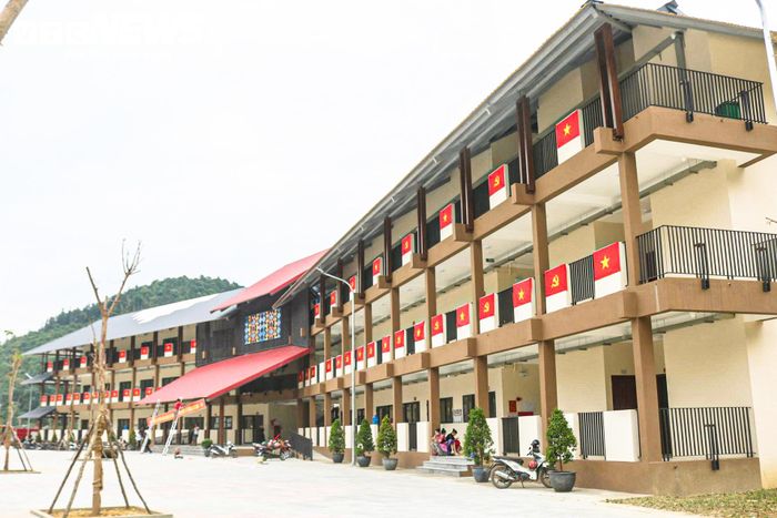 Trường PTDTNT Tiểu học và THCS Mường Khương (Lào Cai) có diện mạo mới khang trang, hiện đại, sẵn sàng trở thành điểm cầu trung tâm.