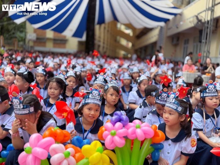 Năm học 2026-2027, trường chọn chủ đề “Bản sắc Nguyễn Bỉnh Khiêm - Đổi mới tư duy - Kiến tạo giá trị - Chắp cánh ước mơ”. Năm nay, trường chào đón hơn 300 học sinh lớp 1.