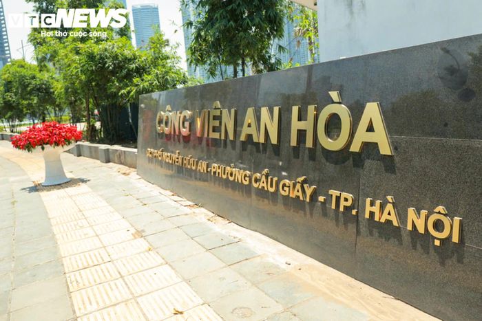 Phố Nguyễn Hữu An chạy dọc Công viên An Hòa. Công viên có diện tích khoảng 27,78ha, gồm khoảng 19ha mặt nước hồ điều hòa và 8,78ha cây xanh. Tuyến phố cùng hệ thống cây xanh, mặt nước của công viên tạo thành một dải không gian công cộng giữa khu vực đô thị đông đúc.