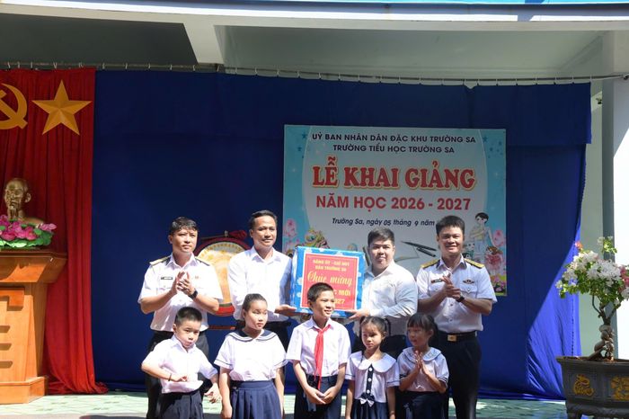Tại đảo Trường Sa, lễ khai giảng diễn ra trong không khí vui tươi, ấm áp. Bên cạnh các nghi thức của ngày khai trường, cán bộ, chiến sĩ tổ chức các hoạt động giao lưu, tặng quà và động viên học sinh.