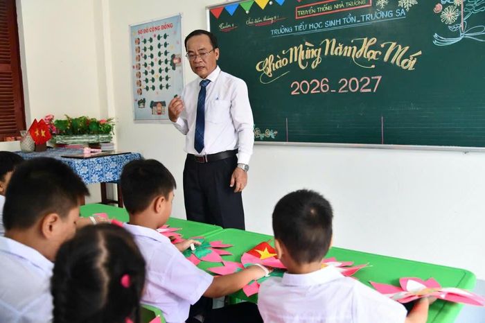 Cờ Tổ quốc, băng rôn, khẩu hiệu được trang trí trang trọng; bàn ghế, lớp học, sân trường được vệ sinh, sắp xếp ngăn nắp. Những học sinh trong bộ quần áo mới, mang theo sách vở, đồ dùng học tập háo hức đến trường.