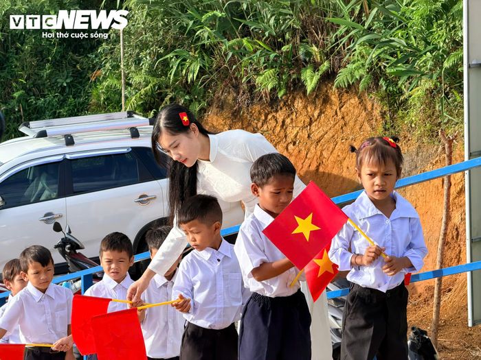 Năm học 2026-2027, điểm trường Tắk Pổ chào đón 38 học sinh gồm 21 em khối mầm non, 17 em khối tiểu học. Trong đó, khối mầm non do 2 giáo viên phụ trách, còn khối tiểu học do cô Trà Thị Thu - nữ giáo viên từng tạo nên “cơn sốt” mạng xã hội trong buổi sáng khai giảng năm học 2019-2020 với hình ảnh cô giáo mặc áo dài nắm tay học trò trên ngọn đồi cỏ may - đảm nhận.