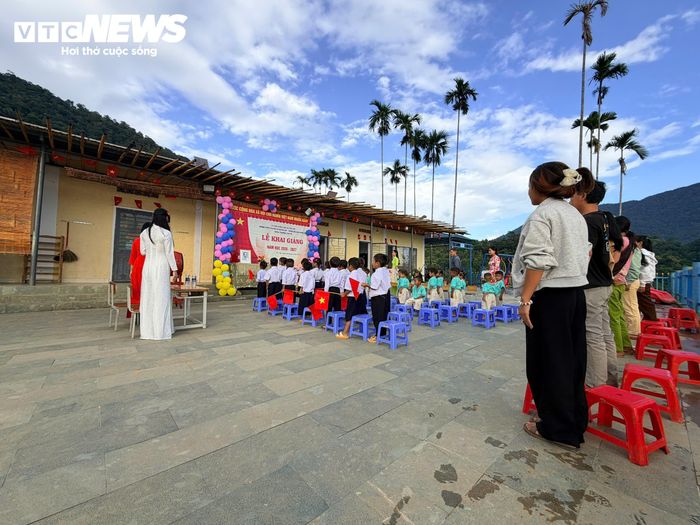 Buổi lễ khai giảng bình dị nhưng rất đỗi thân thương ở Tắk Pổ với chỉ vỏn vẹn 3 cô giáo cùng 38 học sinh.