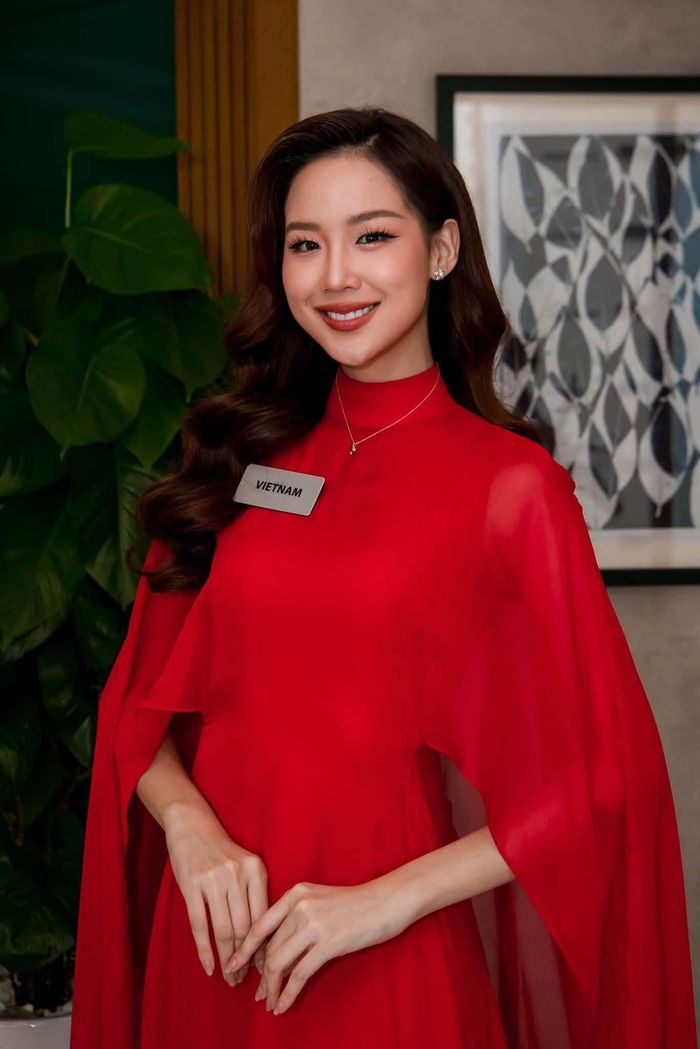 Chung kết Miss World 2026 (Hoa hậu Thế giới) sẽ diễn ra vào tối 5/9 tại Nha Trang, Khánh Hòa với màn tranh tài của 111 thí sinh. Đại diện chủ nhà Lê Nguyễn Bảo Ngọc là cái tên hàng đầu cho danh hiệu hoa hậu. Sở hữu nhan sắc nổi bật cùng chiều cao 1m86, Bảo Ngọc từng giành Á hậu 1 Miss World Vietnam 2022 và đăng quang Miss Intercontinental cùng năm. Nền tảng học vấn, khả năng ngoại ngữ, kinh nghiệm thi quốc tế và dự án cộng đồng cũng giúp cô có hồ sơ tương đối phù hợp với tiêu chí của Miss World. Nhiều khán giả đặt niềm tin Lê Nguyễn Bảo Ngọc sẽ là người đem về vương miện Miss World đầu tiên cho Việt Nam.