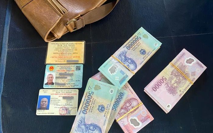 Tài sản hành khách bỏ quên trên xe buýt.
