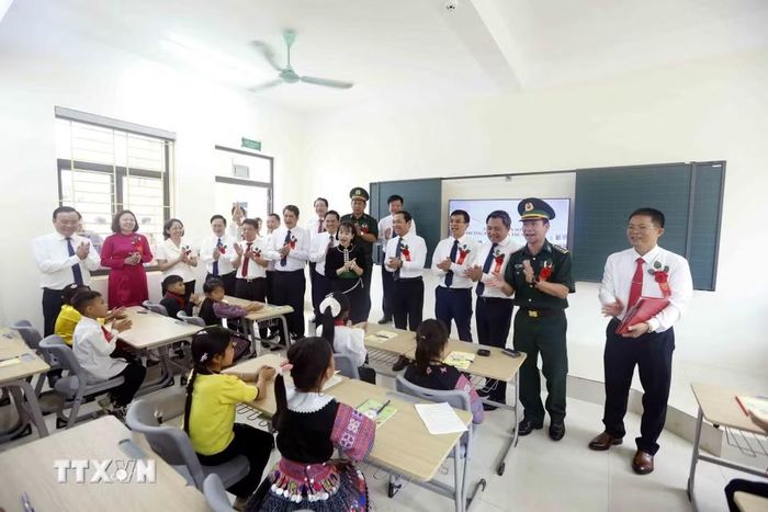 Đại biểu tham quan phòng học tại Trường Phổ thông nội trú Tiểu học và Trung học cơ sở Yên Sơn, tỉnh Sơn La. (Ảnh: Quang Quyết/TTXVN)