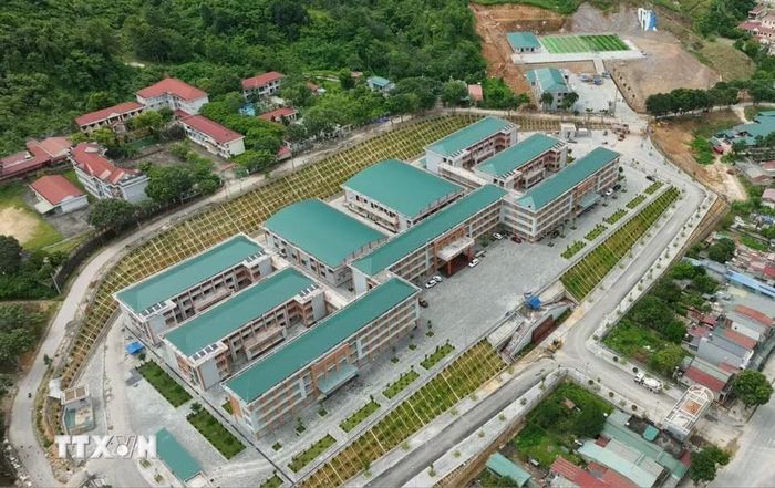 Trường Phổ thông nội trú liên cấp Tiểu học và Trung học cơ sở Phong Thổ, tỉnh Lai Châu mới được xây dựng khang trang, hiện đại. (Ảnh: Nguyễn Oanh/TTXVN)