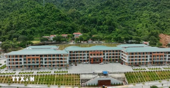 Trường Phổ thông nội trú liên cấp Tiểu học và Trung học cơ sở Phong Thổ, vùng biên giới Lai Châu đã hoàn thiện sẵn sàng đón học sinh. (Ảnh: Nguyễn Oanh/TTXVN)