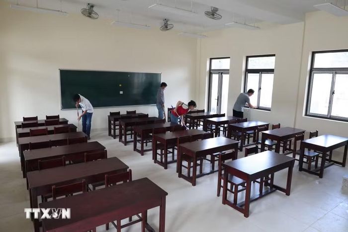 Giáo viên tại Trường Phổ thông nội trú Tiểu học và Trung học cơ sở xã Tây Giang (TP Đà Nẵng) dọn dẹp phòng học ở Trường Phổ thông nội trú liên cấp mới. (Ảnh: Khoa Chương/TTXVN)
