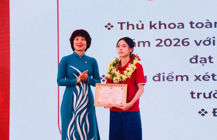 Thủ khoa toàn quốc Phạm Bích Phương được PGS.TS Phạm Thu Hương - Hiệu trưởng Đại học Ngoại thương - trao giấy khen, huy chương vinh danh tại lễ khai giảng.