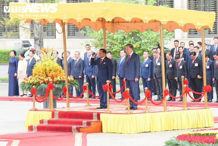 Tổng Bí thư, Chủ tịch nước Tô Lâm và Tổng thống Myanmar Min Aung Hlaing thực hiện nghi thức chào cờ.