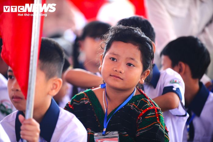 Theo ông, các thầy, cô giáo không chỉ dạy chữ mà cần quan tâm đến đời sống, tâm lý, sức khỏe của học sinh, đồng hành cùng các em như những người thân trong gia đình, cùng quan tâm giữ gìn bản sắc văn hóa tốt đẹp của các dân tộc.