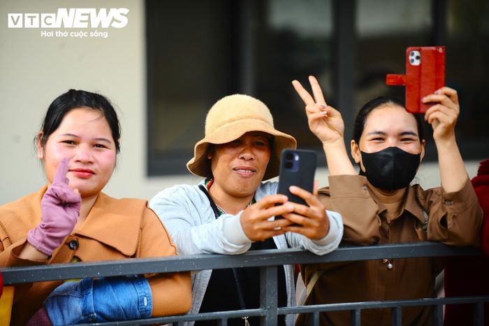 Chị Lê Thị Nhung (ở xã Thuận An) cho biết: “Sáng nay tôi đưa con tới sớm để dự khai giảng. Tôi và các phụ huynh rất vui vì thấy con mình được học tập trong ngôi trường mới rất đẹp”. 
