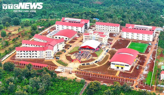 Đáng chú ý, trong sáng nay, tỉnh Lâm Đồng tổ chức khánh thành Trường Phổ thông nội trú liên cấp Tiểu học và Trung học cơ sở Thuận An tại xã Thuận An.