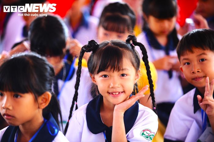 Niềm vui của học sinh trong ngày khai giảng năm học mới và khánh thành ngôi trường.