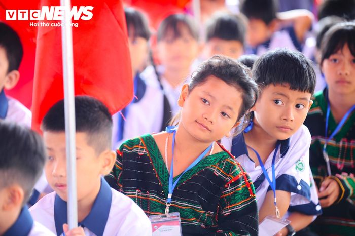 Được học tập tại ngôi trường mới khang trang, hiện đại, học sinh tỏ ra thích thú.