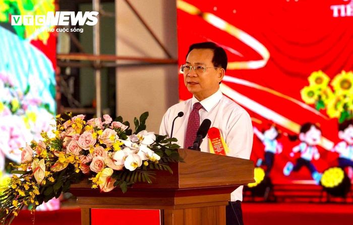 Phát biểu tại lễ khai giảng, ông Hồ Văn Mười, Chủ tịch UBND tỉnh Lâm Đồng đề nghị ngành giáo dục, chính quyền địa phương và tập thể các nhà trường vùng biên giới khẩn trương hoàn thiện đầy đủ cơ sở vật chất, trang thiết bị, đội ngũ giáo viên, nhân viên và các điều kiện phục vụ học sinh, bảo đảm nhà trường hoạt động an toàn, đồng bộ và hiệu quả. 
