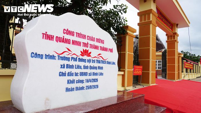 Ngôi trường mới là công trình chào mừng tỉnh Quảng Ninh trở thành thành phố, được xây dựng trên diện tích 9,7ha, tổng mức đầu tư 39,5 tỷ đồng từ nguồn ngân sách địa phương. (Ảnh: Tiến Thắng)