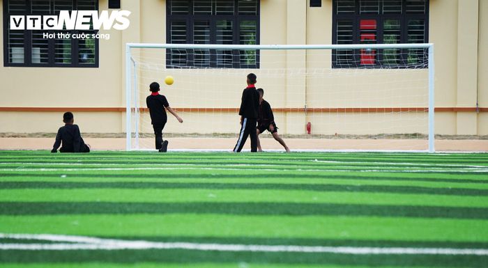Không gian thể thao rộng rãi giúp học sinh có thêm điều kiện rèn luyện thể chất sau những giờ học. (Ảnh: Tiến Thắng)