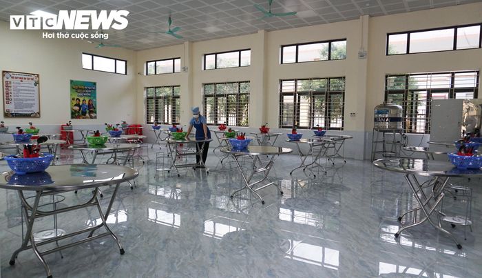 Không chỉ học tập, học sinh nội trú còn ăn, ngủ và sinh hoạt tại trường. Vì vậy, chăm lo đời sống các em là một phần quan trọng trong nhiệm vụ của nhà trường. Trong ảnh là khu vực nhà ăn tập thể tại trường. (Ảnh: Tiến Thắng)