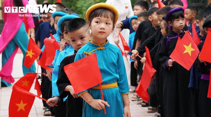 Các em học sinh háo hức chờ đón năm học mới tại ngôi trường rộng rãi, khang trang hơn. (Ảnh: Tiến Thắng)