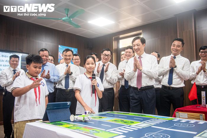 Sau lễ khai giảng, Trưởng Ban Tổ chức Trung ương Nguyễn Duy Ngọc cùng các vị đại biểu đi tham quan phòng học STEM & AI, chúc thầy và trò bước vào năm học mới thi đua dạy tốt, học tốt.
