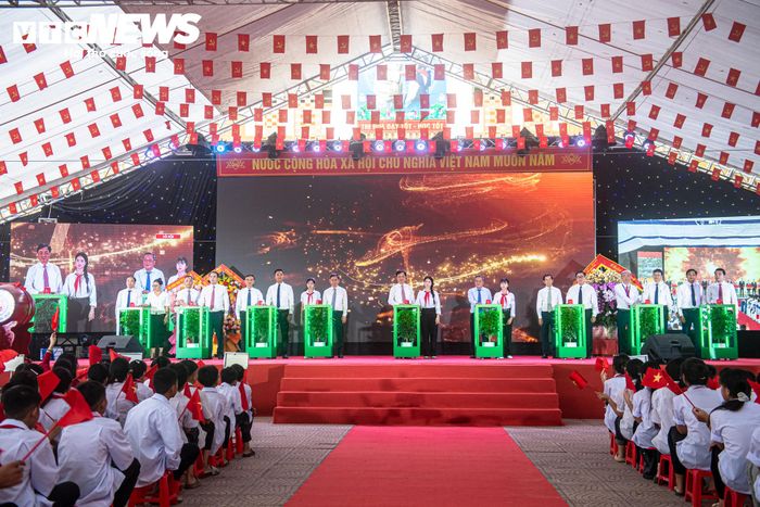 Ủy viên Bộ Chính trị, Bí thư Trung ương Đảng, Trưởng Ban Tổ chức Trung ương Nguyễn Duy Ngọc cùng các lãnh đạo Trung ương và TP Hà Nội bấm nút khánh thành Trường Tiểu học, THCS và THPT Minh Châu, khai giảng năm học 2026 - 2027 tại xã Minh Châu.