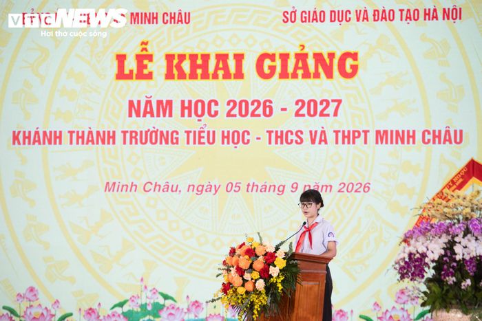 Trong lễ khai giảng, em Nguyễn Thị Kim Liên, học sinh lớp 9C, đại diện học sinh ba cấp phát biểu. Nữ sinh bày tỏ niềm vui khi được học trong một ngôi trường khang trang, hiện đại ngay tại quê hương. 