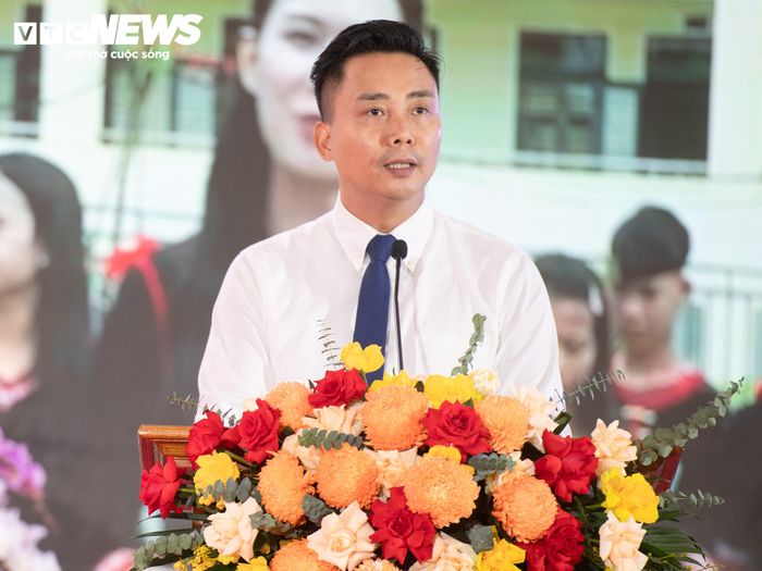 Phát biểu tại buổi lễ, Bí thư Đảng ủy, Chủ tịch HĐND xã Minh Châu Nguyễn Đức Tiến cho biết, ngày 9/2/2026, ông Nguyễn Duy Ngọc, khi đó là Ủy viên Bộ Chính trị, Bí thư Thành ủy Hà Nội, đã về thăm, chúc Tết và làm việc với Đảng bộ, chính quyền, nhân dân địa phương. Từ những kiến nghị của Minh Châu, ông Nguyễn Duy Ngọc chỉ đạo khẩn trương xây dựng trường liên cấp và hoàn thành công trình trước khai giảng năm học 2026 - 2027.