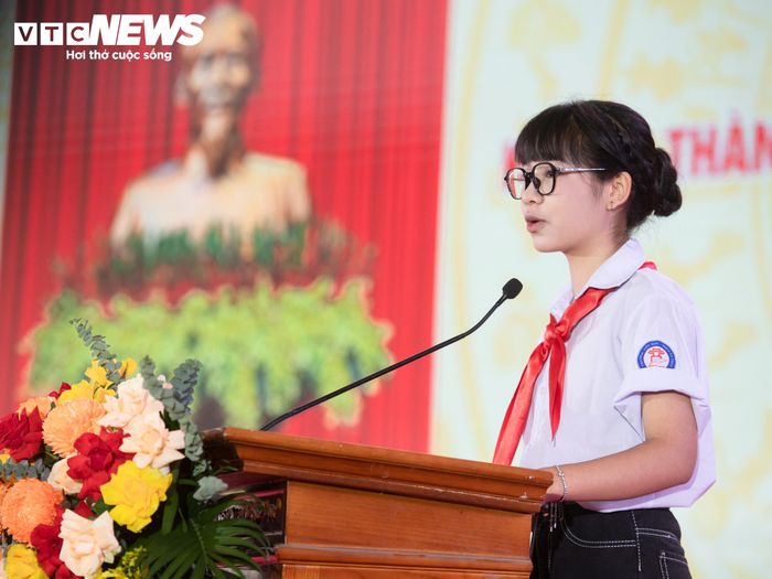 Kim Liên cho rằng ngày khai trường năm nay có ý nghĩa đặc biệt với học sinh Minh Châu. Ba cấp học được tổ chức trong cùng một trường, tạo nên một môi trường học tập xuyên suốt từ tiểu học đến THPT. Với nữ sinh, được học tập tại ngôi trường mới ngay trên quê hương là một niềm vui lớn.