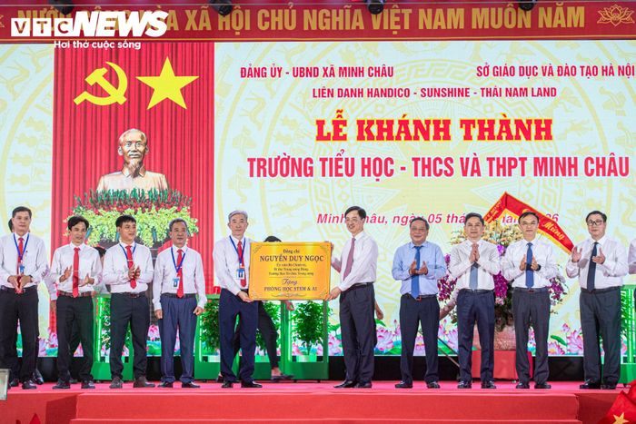 Ủy viên Bộ Chính trị, Bí thư Trung ương Đảng, Trưởng Ban Tổ chức Trung ương Nguyễn Duy Ngọc cùng các lãnh đạo Trung ương và TP Hà Nội trao tặng phòng học STEM và lẵng hoa chúc mừng thầy và trò Trường Tiểu học, THCS và THPT Minh Châu, khai giảng năm học 2026 - 2027 tại xã Minh Châu. 