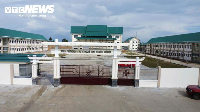 Tại Đắk Lắk, Trường Phổ thông nội trú Tiểu học và THCS Buôn Đôn (xã Buôn Đôn) được xây dựng trên khu đất rộng 58.300 m2, thuộc nhóm những trường có diện tích lớn nhất trong số 100 trường nội trú biên giới hoàn thành và đưa vào hoạt động đợt này. 