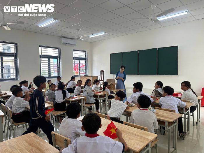 Sáng nay, trường được chọn làm điểm tổ chức chính lễ khai giảng của tỉnh, với hơn 1.200 đại biểu và học sinh tham dự.