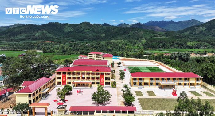 Tại Quảng Ninh, dịp khai giảng năm nay Trường PTNT TH&THCS Bình Liêu, hoàn thành, đón học sinh bước vào năm học 2026-2027. Ngôi trường mới là công trình chào mừng tỉnh Quảng Ninh trở thành thành phố, được xây dựng trên diện tích 9,7ha, tổng mức đầu tư 39,5 tỷ đồng từ nguồn ngân sách địa phương. (Ảnh: La Nhung)