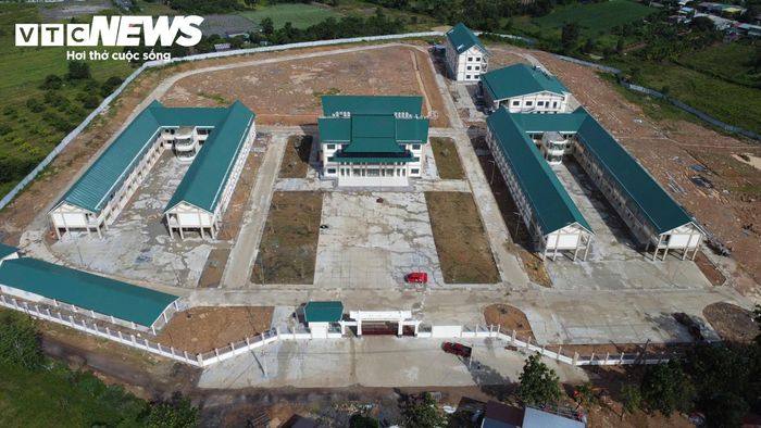 Dự án Trường Phổ thông nội trú Tiểu học và THCS xã Buôn Đôn có tổng vốn đầu tư khoảng 227 tỷ đồng, được khởi công đầu tháng 11/2025. Giai đoạn 1 của công trình hoàn thành ngày 13/8, kịp đưa vào sử dụng trong năm học mới. Công trình được đầu tư đồng bộ nhằm tạo môi trường học tập, sinh hoạt thuận lợi cho học sinh ở các xã biên giới.