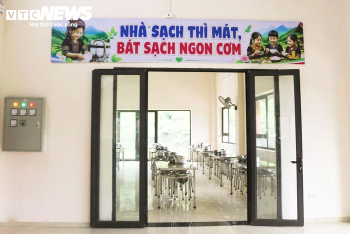 Nhà trường bố trí nơi ở, nơi ăn uống, sinh hoạt, đồng thời hướng dẫn học sinh chuẩn bị sách giáo khoa, vở viết và các đồ dùng phục vụ học tập.