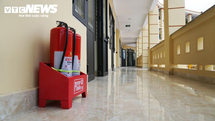 Hệ thống phòng cháy chữa cháy đồng bộ tại khu vực lớp học cũng như nơi ở nội trú trong trường. (Ảnh: Tiến Thắng)