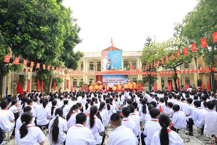 Học sinh Trường THCS Văn Bình nghiêm trang dự Lễ khai giảng.