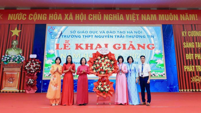 Bà Trần Hồng Hạnh, Phó Bí thư Thường trực Đảng ủy, Chủ tịch HĐND xã Thường Tín dự Lễ khai giảng tại trường THPT Nguyễn Trãi và trường THCS Văn Bình.