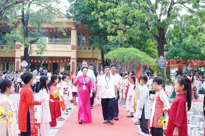 Các đại biểu dự Lễ khai giảng năm học mới tại trường tiểu học Nguyễn Du. 